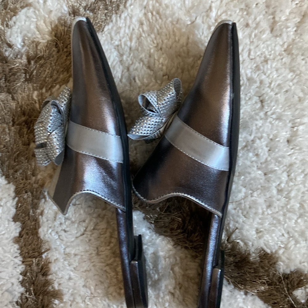 Katy Perry Collections The Stephanie Silver Gift Wrap Bow Mules Slippers Flats - Picture 6 of 9